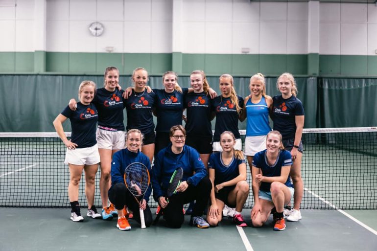 Cinia Fed Cup Team Finland leirille osallistuneet pelaajat ja valmentajat